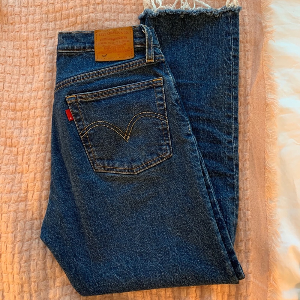 LEVI’S 501 HIGH WAISTED DARK WASH!